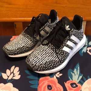 Adidas Swift Run Sneakers 👟